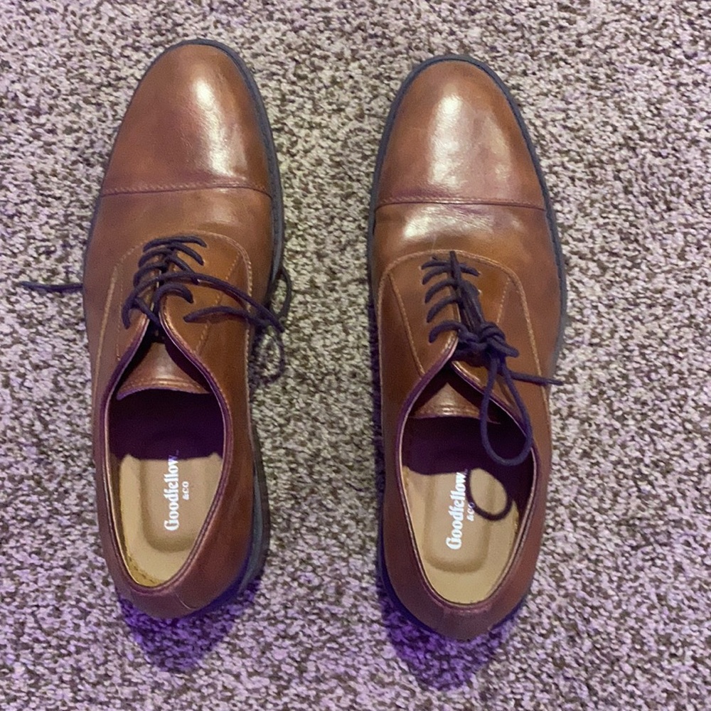 Nice brown/Tan dress shoes size 8